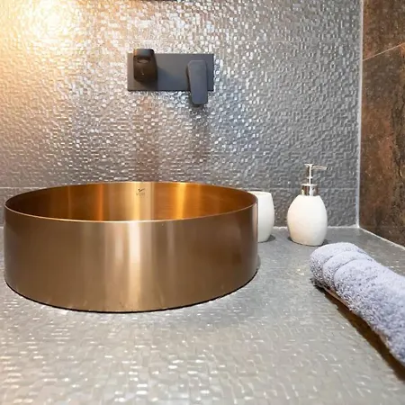 Selenophile Monolithos