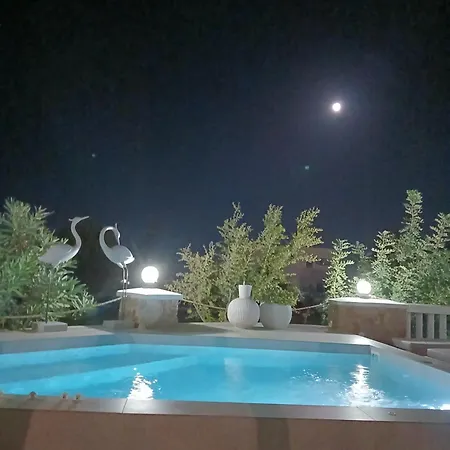 Selenophile With Heated Pool