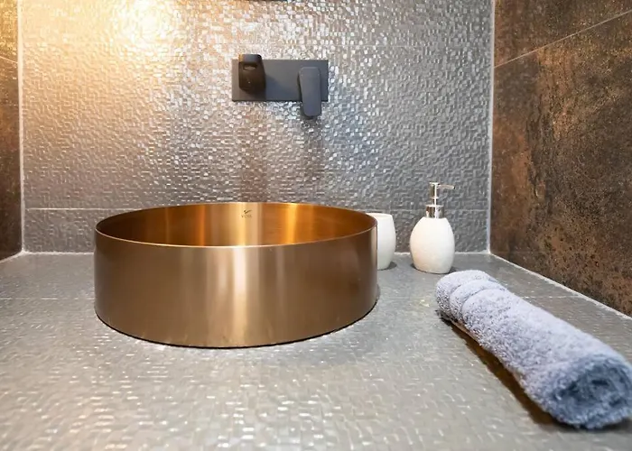 Selenophile With Heated Pool مونوليثوس