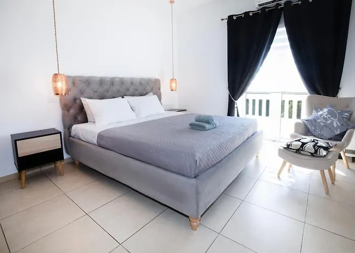 Selenophile Monolithos (Santorini)