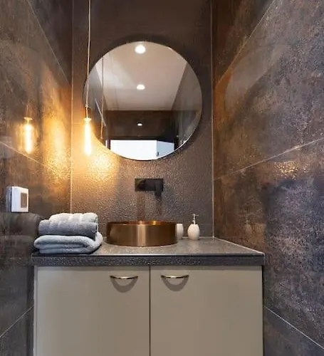 Selenophile With Heated Pool