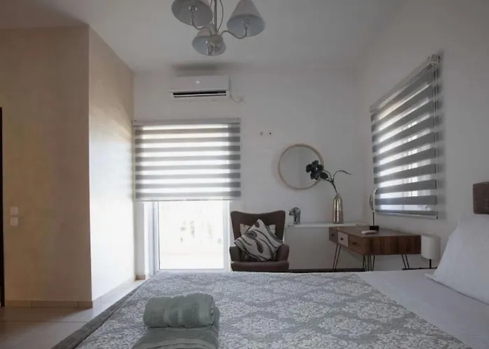 Selenophile With Heated Pool Willa *