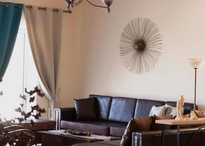 Selenophile With Heated Pool *